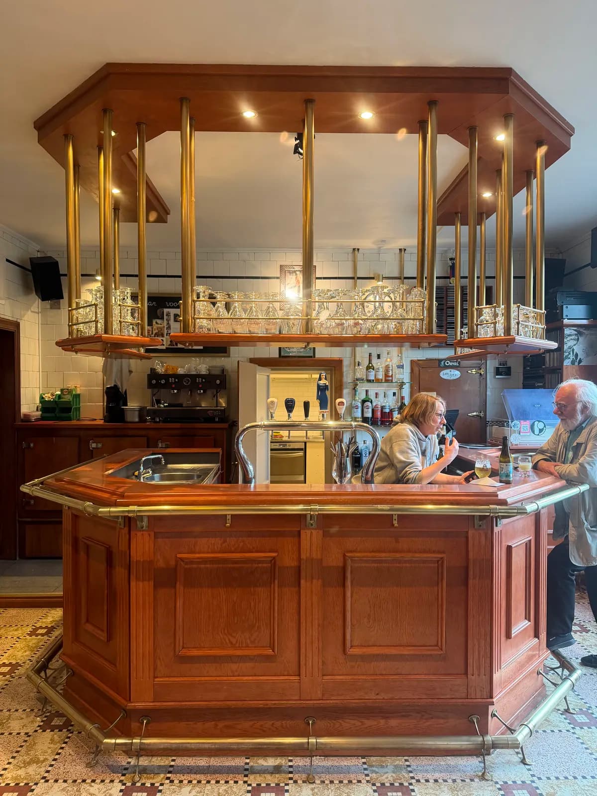 De houten toog van café de Kastaar
