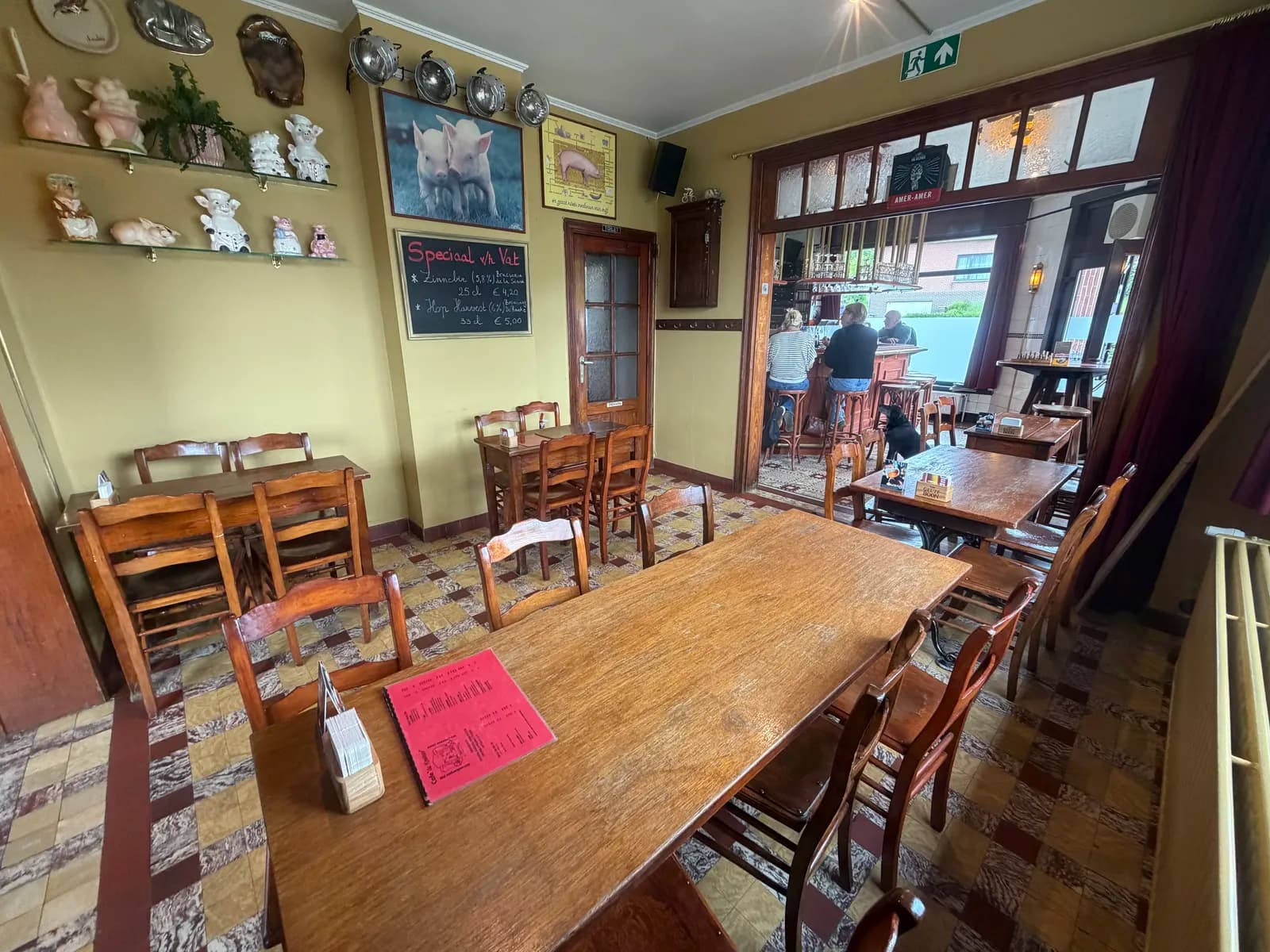 Zaal met lange houten tafels